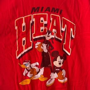 Disney junk food collab NBA Miami Heat T-Shirt with Characters NWT